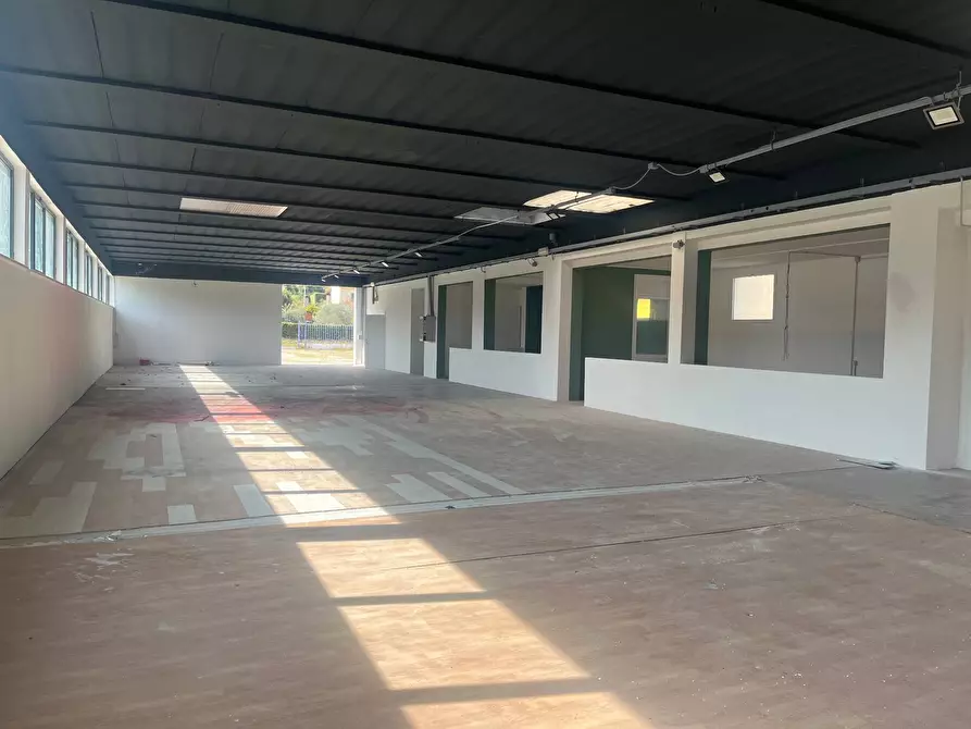 Immagine 3 di Attività commerciale in affitto  in ss12 add 8 a Lucca