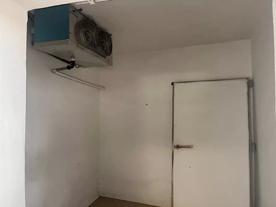 Immagine 4 di Attività commerciale in affitto  in ss12 add 8 a Lucca