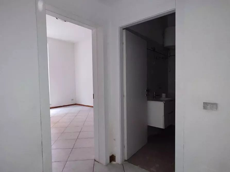 Immagine 11 di Appartamento in vendita  in Scali degli Olandesi 3 a Livorno