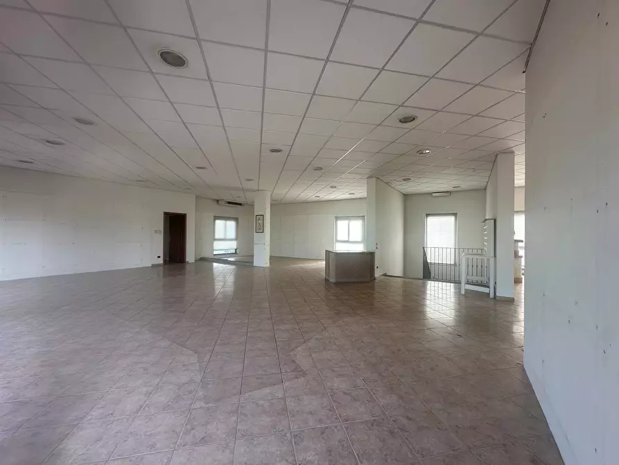 Immagine 11 di Attività commerciale in affitto  in viadei bocchi 50 a Capannori