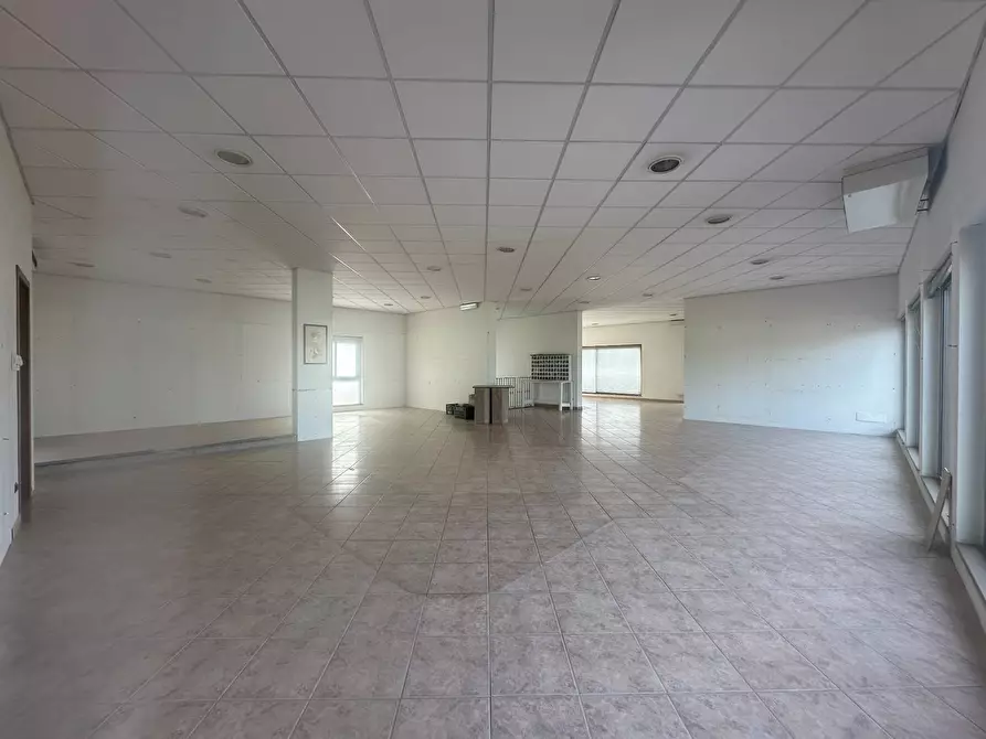 Immagine 1 di Attività commerciale in affitto  in viadei bocchi 50 a Capannori