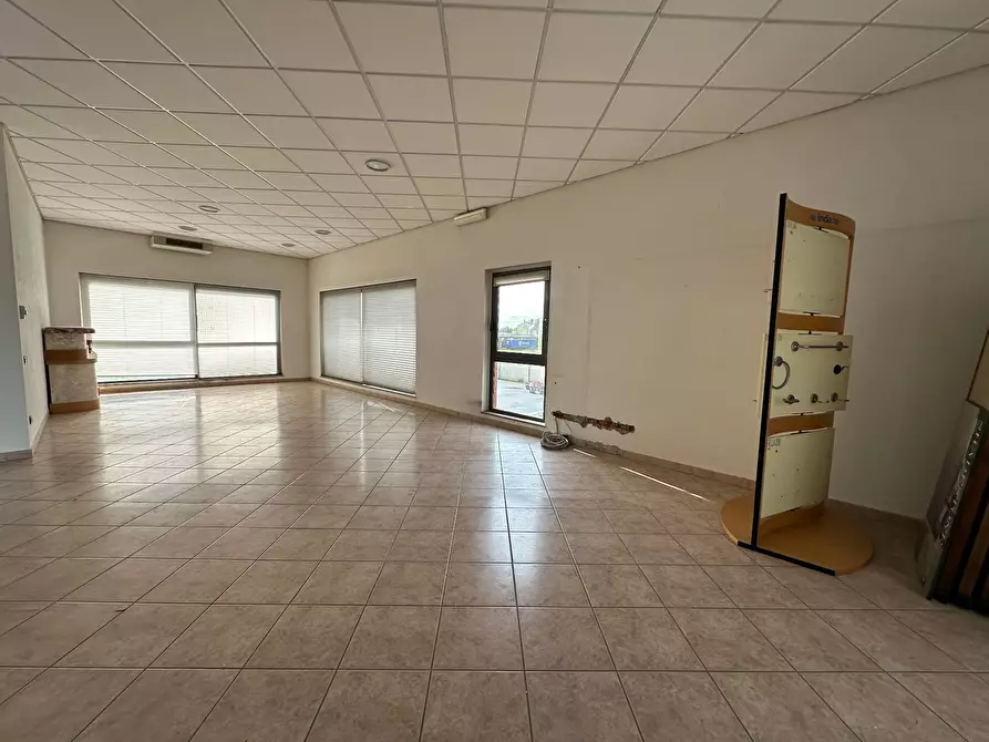 Immagine 8 di Attività commerciale in affitto  in viadei bocchi 50 a Capannori