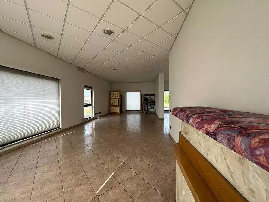 Immagine 9 di Attività commerciale in affitto  in viadei bocchi 50 a Capannori