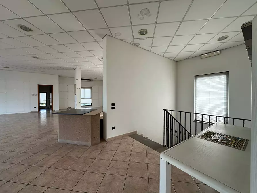 Immagine 10 di Attività commerciale in affitto  in viadei bocchi 50 a Capannori