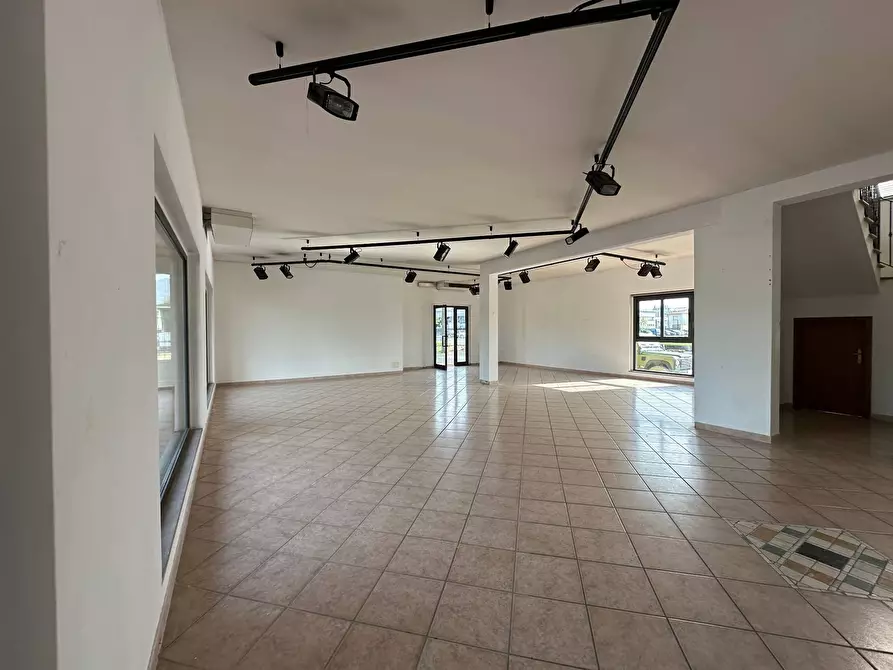 Immagine 2 di Attività commerciale in affitto  in viadei bocchi 50 a Capannori