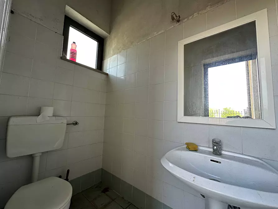 Immagine 12 di Attività commerciale in affitto  in viadei bocchi 50 a Capannori