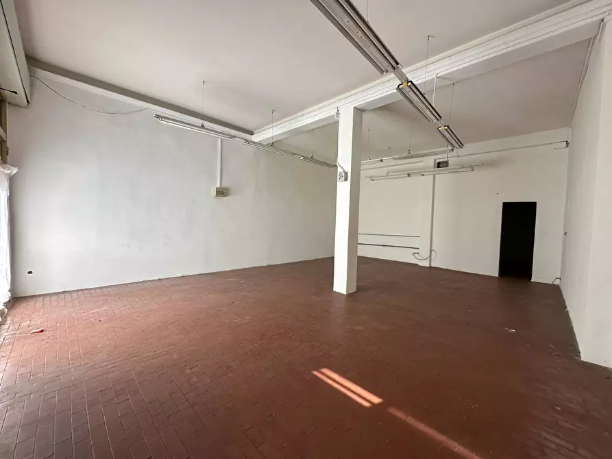 Immagine 4 di Attività commerciale in vendita  in VIA DEL CENTENARIO 24 a Porcari