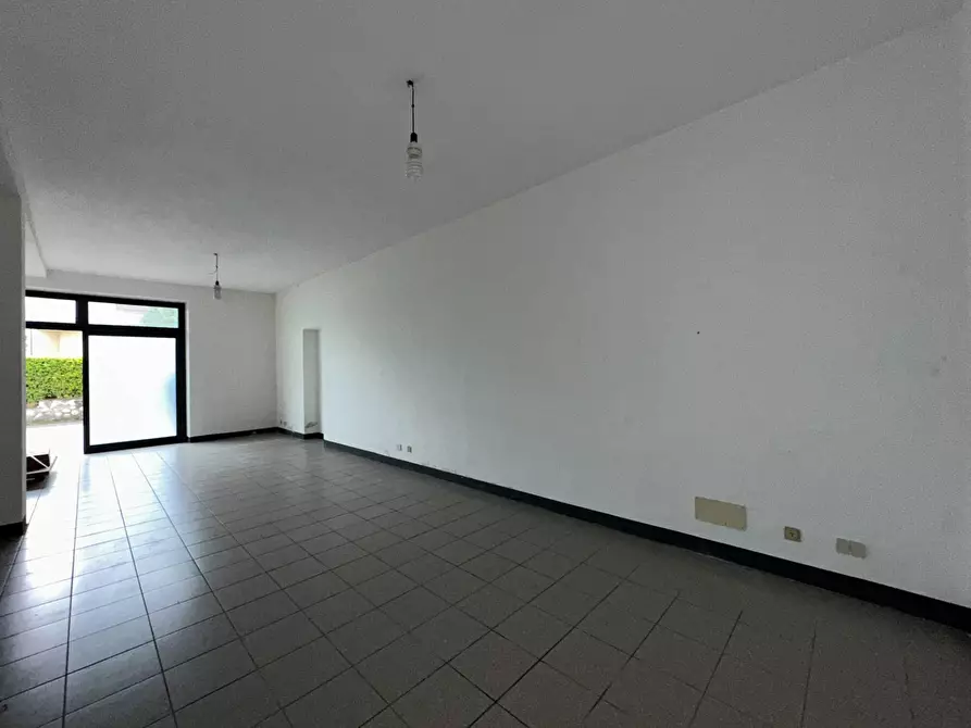 Immagine 1 di Magazzino in affitto  in via delle ville 150 a Capannori