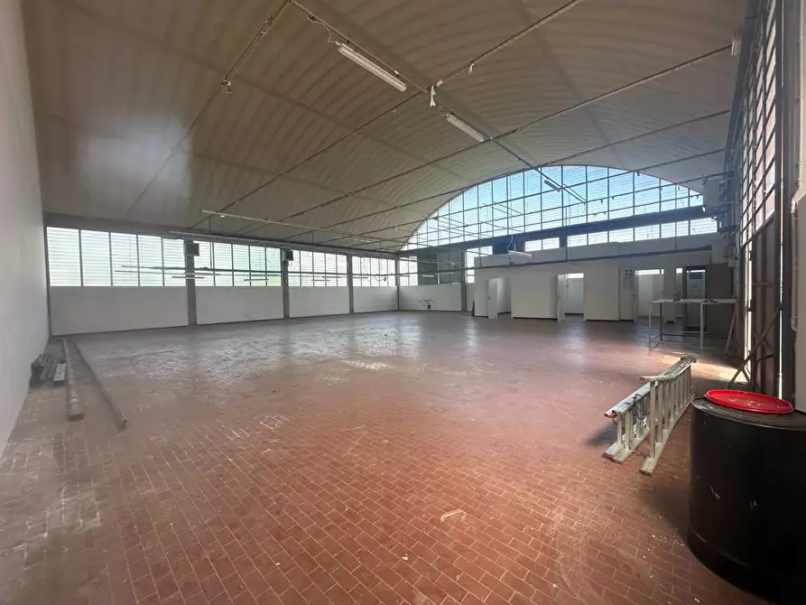 Immagine 2 di Attività commerciale in affitto  in camigliano 59 a Capannori