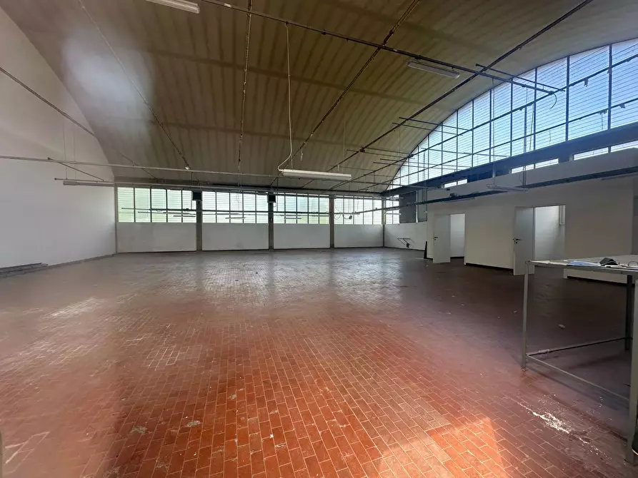 Immagine 3 di Attività commerciale in affitto  in camigliano 59 a Capannori