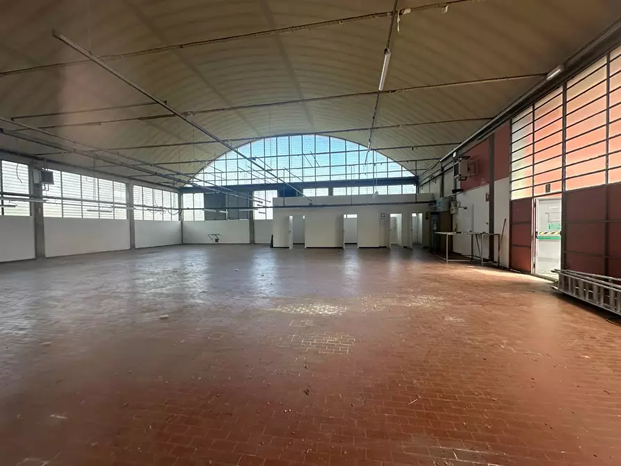 Immagine 1 di Attività commerciale in affitto  in camigliano 59 a Capannori