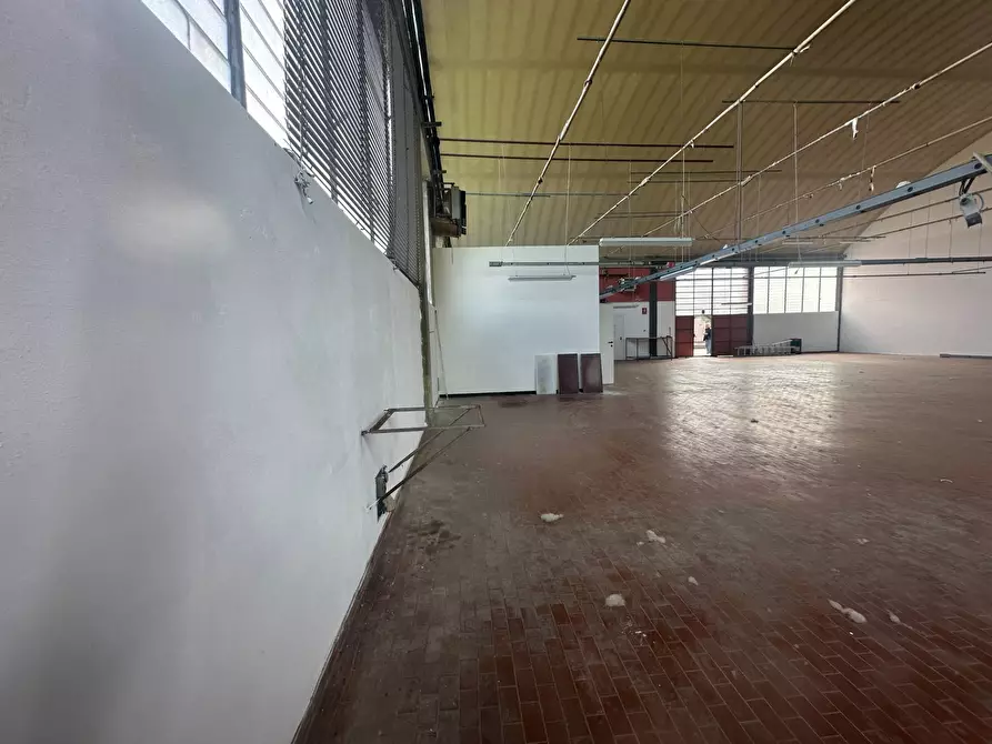 Immagine 4 di Attività commerciale in affitto  in camigliano 59 a Capannori