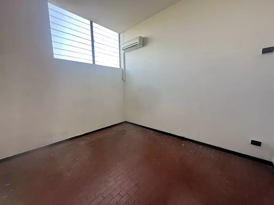 Immagine 5 di Attività commerciale in affitto  in camigliano 59 a Capannori