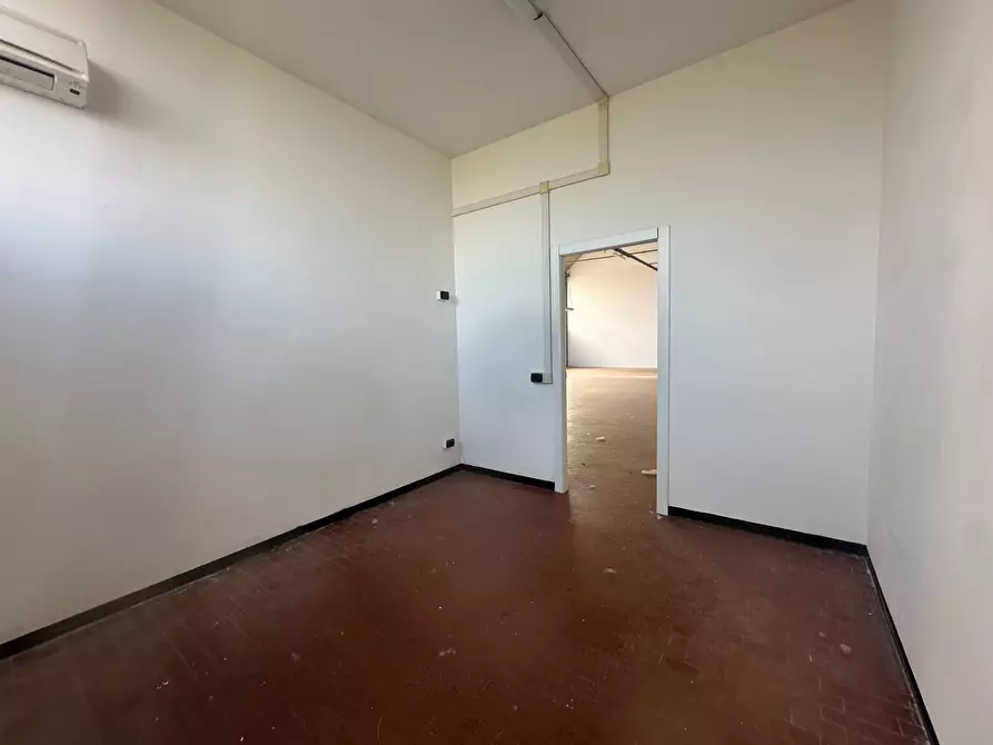 Immagine 6 di Attività commerciale in affitto  in camigliano 59 a Capannori