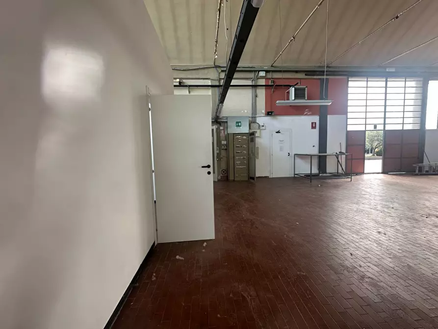Immagine 9 di Attività commerciale in affitto  in camigliano 59 a Capannori