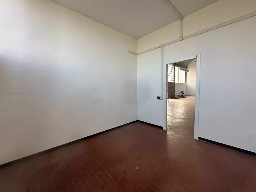 Immagine 10 di Attività commerciale in affitto  in camigliano 59 a Capannori