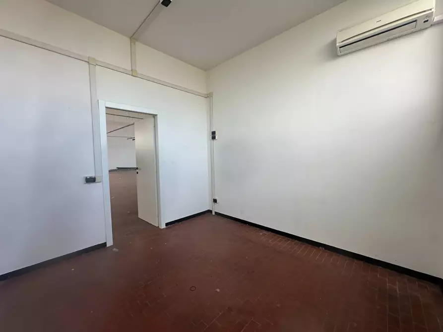 Immagine 12 di Attività commerciale in affitto  in camigliano 59 a Capannori