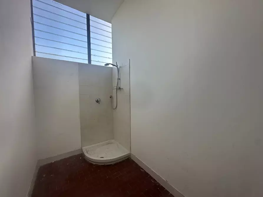 Immagine 13 di Attività commerciale in affitto  in camigliano 59 a Capannori