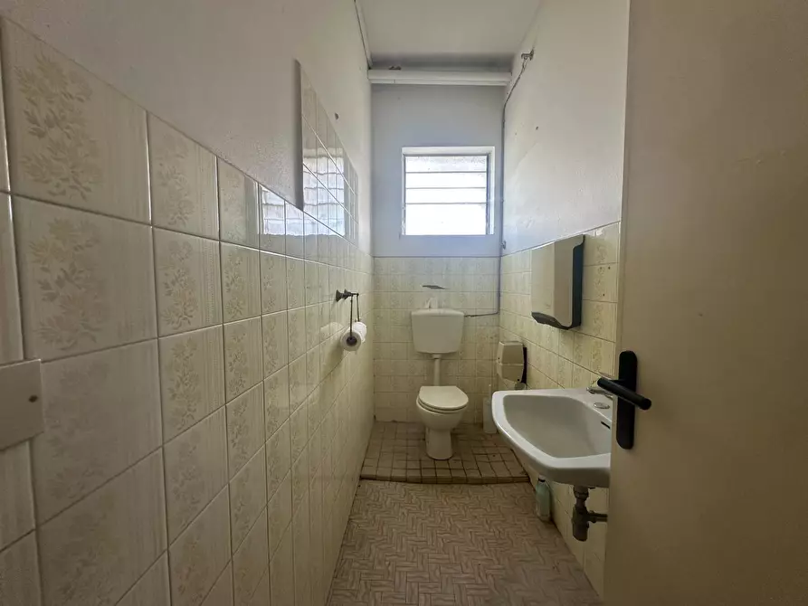 Immagine 15 di Attività commerciale in affitto  in camigliano 59 a Capannori