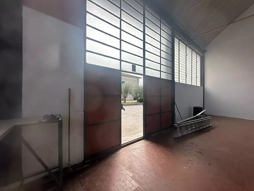 Immagine 19 di Attività commerciale in affitto  in camigliano 59 a Capannori