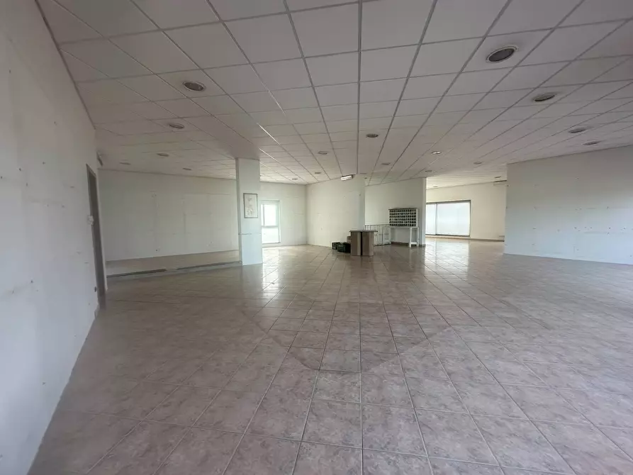 Immagine 1 di Attività commerciale in affitto  in viadei bocchi 50 a Capannori