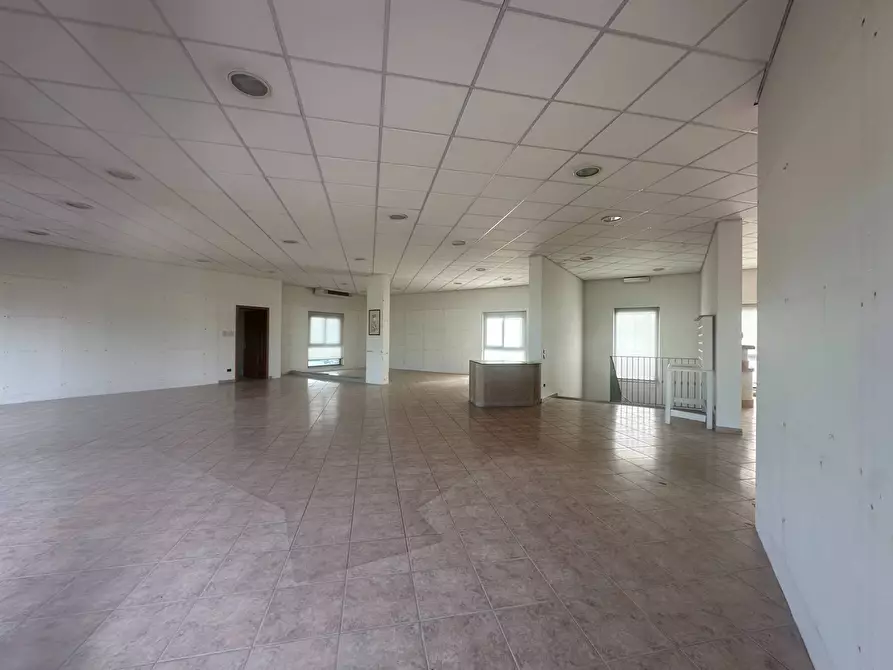 Immagine 2 di Attività commerciale in affitto  in viadei bocchi 50 a Capannori