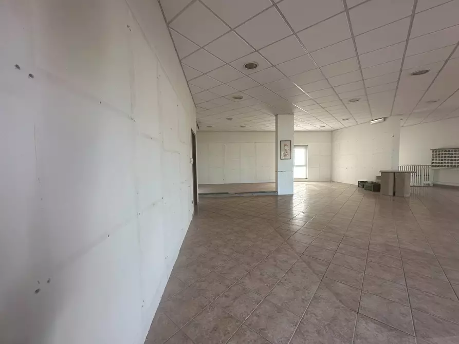 Immagine 4 di Attività commerciale in affitto  in viadei bocchi 50 a Capannori