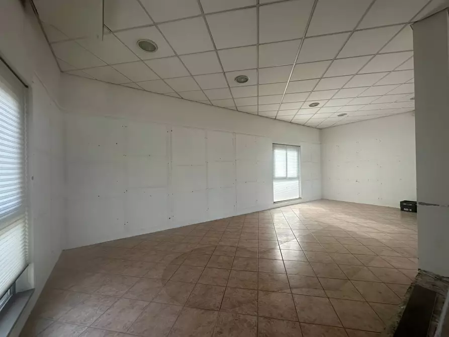 Immagine 5 di Attività commerciale in affitto  in viadei bocchi 50 a Capannori