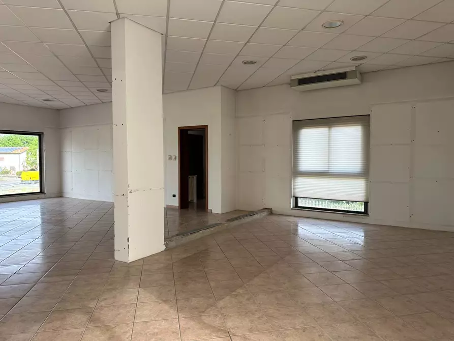 Immagine 6 di Attività commerciale in affitto  in viadei bocchi 50 a Capannori