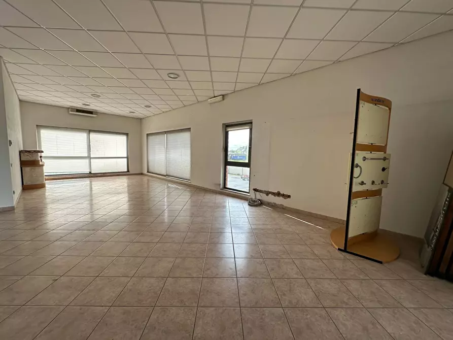 Immagine 9 di Attività commerciale in affitto  in viadei bocchi 50 a Capannori