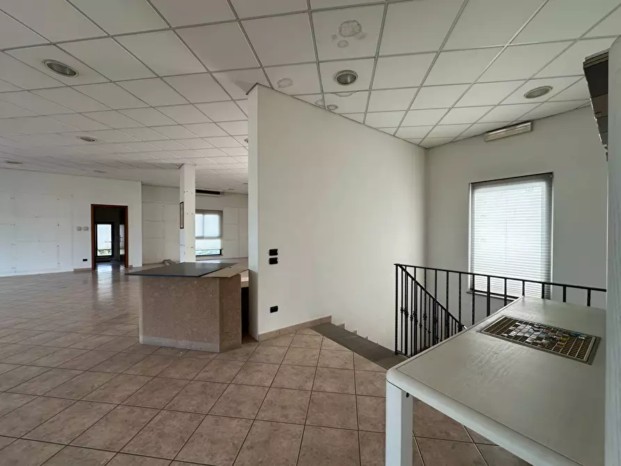 Immagine 11 di Attività commerciale in affitto  in viadei bocchi 50 a Capannori