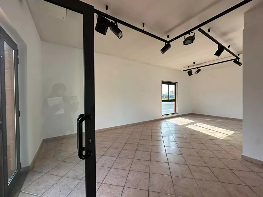 Immagine 19 di Attività commerciale in affitto  in viadei bocchi 50 a Capannori