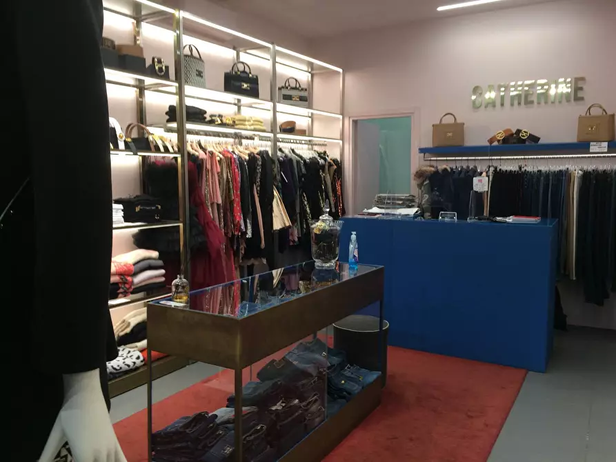 Immagine 2 di Attività commerciale in affitto  in Corso Italia a Pisa