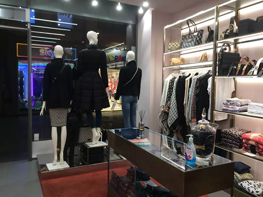 Immagine 4 di Attività commerciale in affitto  in Corso Italia a Pisa