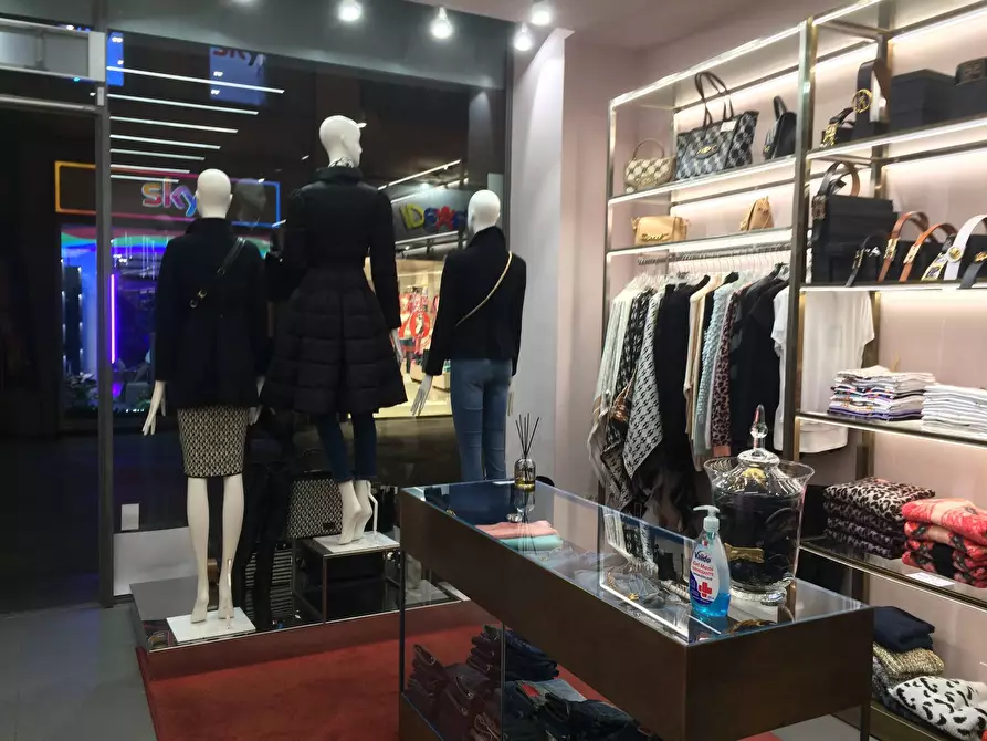 Immagine 5 di Attività commerciale in affitto  in Corso Italia a Pisa