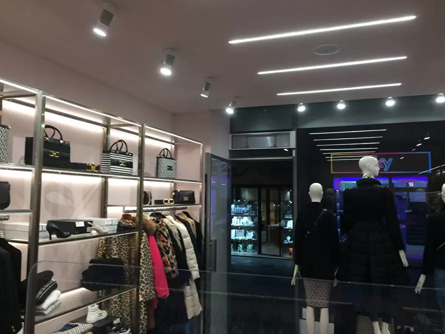 Immagine 6 di Attività commerciale in affitto  in Corso Italia a Pisa