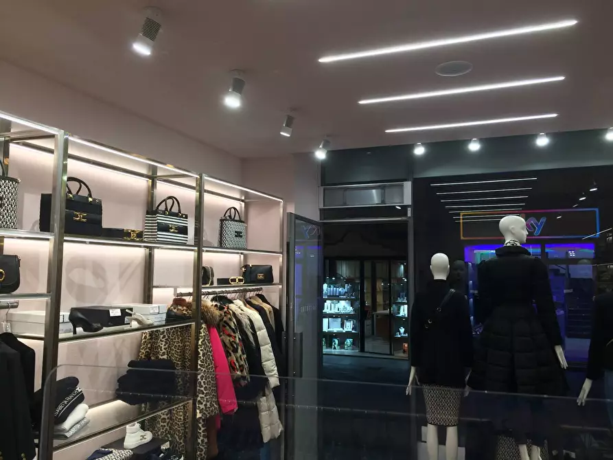 Immagine 7 di Attività commerciale in affitto  in Corso Italia a Pisa