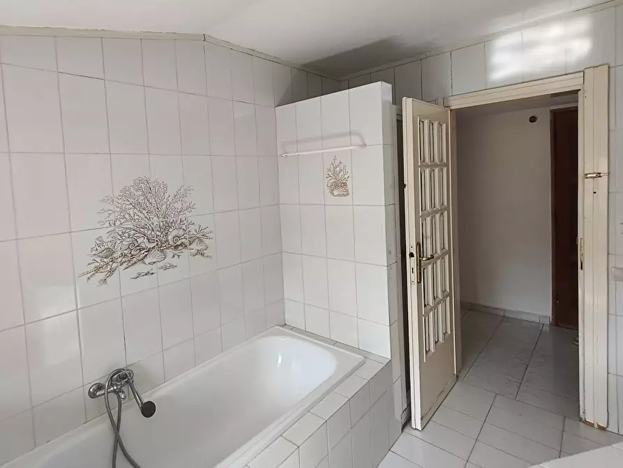 Immagine 12 di Appartamento in vendita  in via Bassa 10 a Livorno