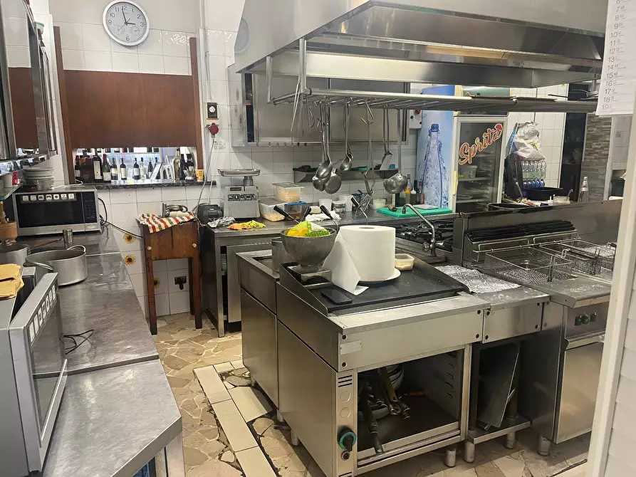Immagine 1 di Attività commerciale in vendita  in via livornese 220 200 a Pisa
