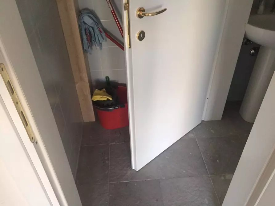 Immagine 8 di Magazzino in vendita  in via forti 15 a Pisa