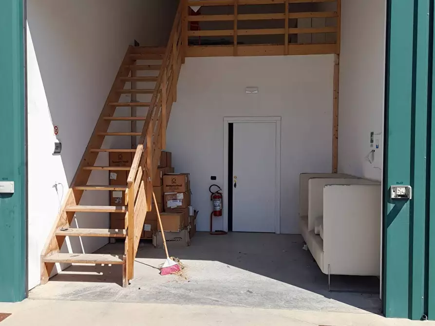 Immagine 1 di Magazzino in vendita  in Via forti 1 a Pisa