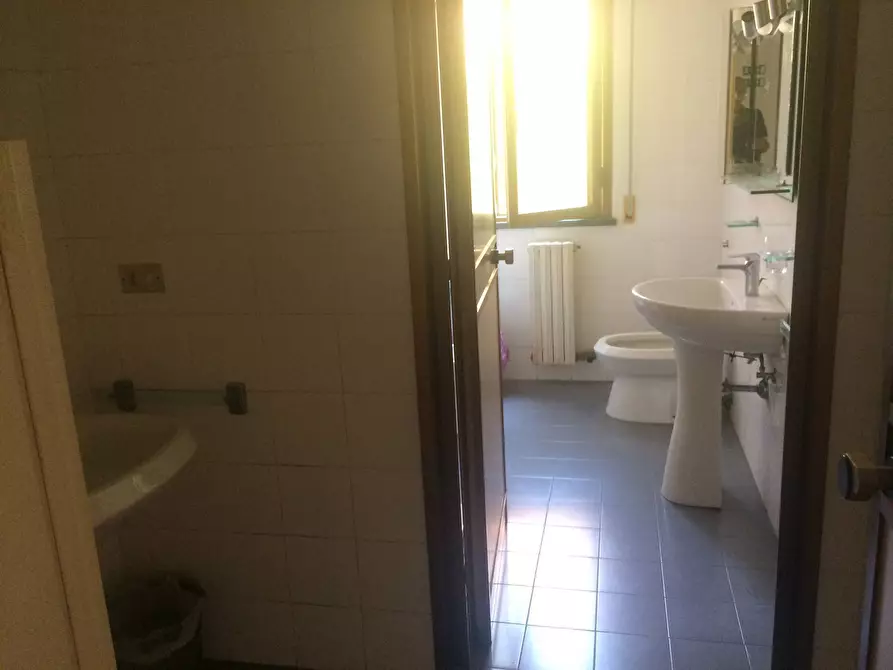 Immagine 15 di Attività commerciale in affitto  in via umberto terracini 22 a Cascina