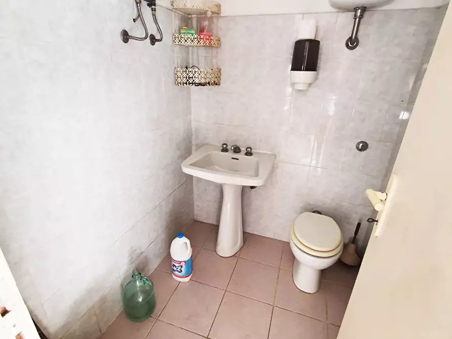 Immagine 8 di Locale commerciale in vendita  in Via Itri 47 a Fondi