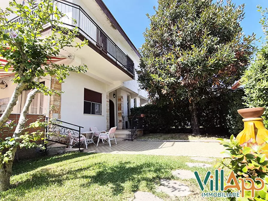 Immagine 29 di Villa in vendita  in Viale delle Rose 15 a Fondi