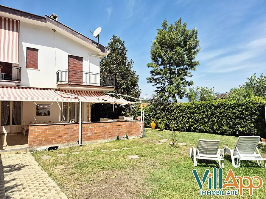 Immagine 1 di Villa in vendita  in Viale delle Rose 15 a Fondi