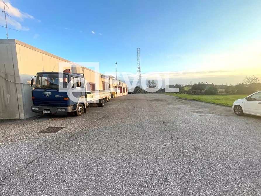 Immagine 10 di Locale commerciale in vendita  in SS 13 Bivio Taboga 140 a Gemona Del Friuli