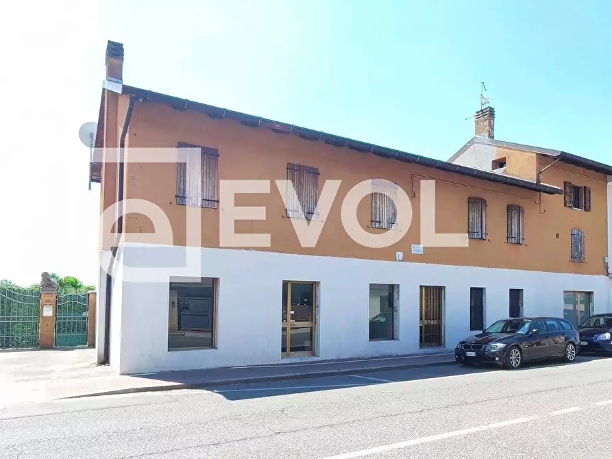 Immagine 1 di Negozio in vendita  in Via Cividale 291 a Udine