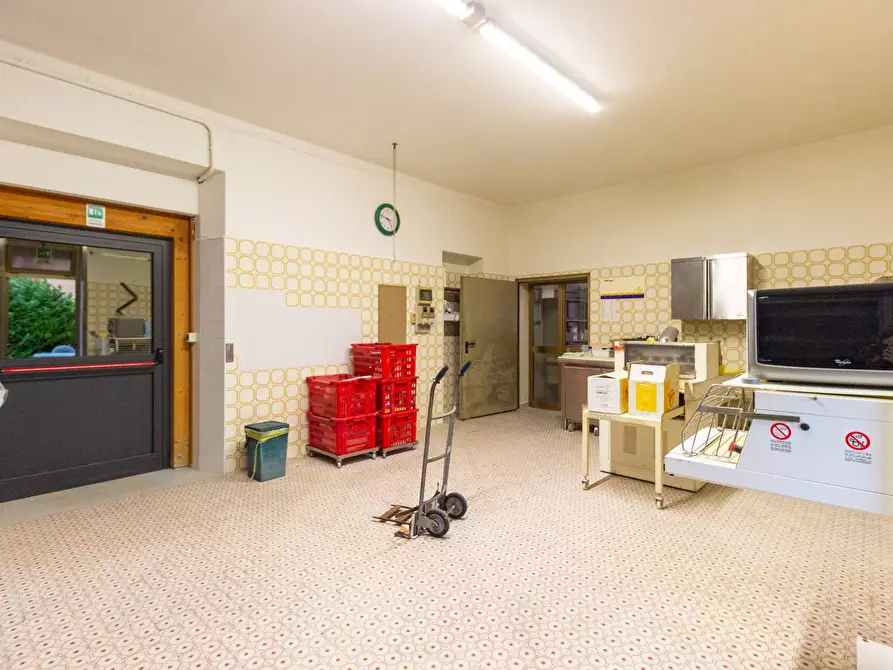 Immagine 2 di Locale commerciale in vendita  in Piazza Roma 12 a Andreis