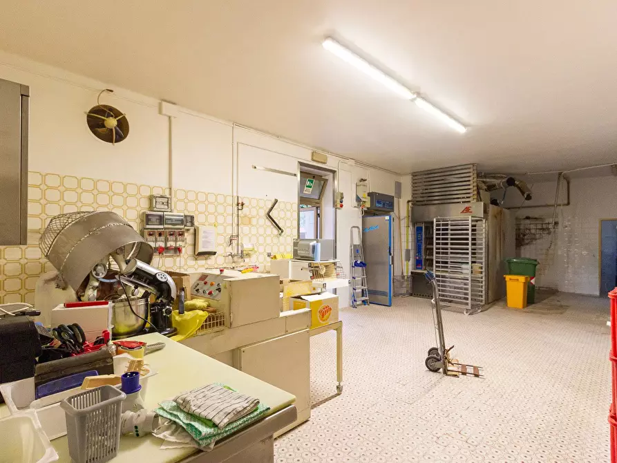 Immagine 3 di Locale commerciale in vendita  in Piazza Roma 12 a Andreis