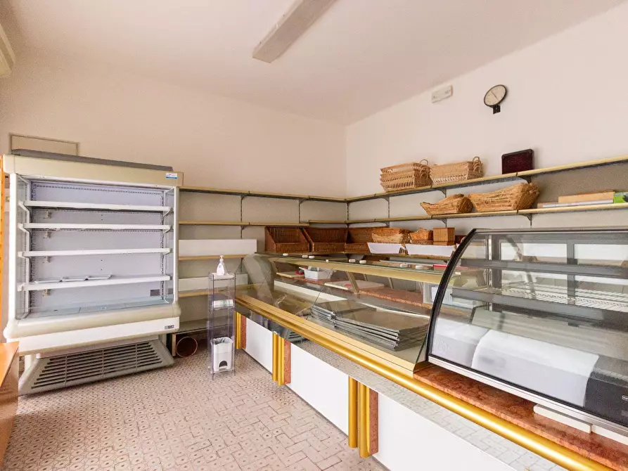 Immagine 5 di Locale commerciale in vendita  in Piazza Roma 12 a Andreis